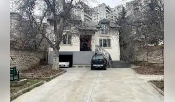 იყიდება ახალი აშენებული საკუთარი სახლი, მშვიდ ქუჩაზე ვაშლიჯვარში.
სახლს აქვს  იზოლირებული სამზარეულო, სათავსო და დიდი ავტოფარეხი.
მიწა არის არა-სასოფლო სამეურნეო.