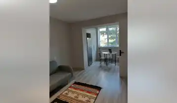 ქირავდება 41m2 ხრუშოვის ძველი აშენებული ბინა ახალი რემონტით. ფასი: 550$