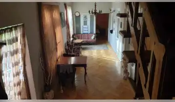(Auto Translate!) The 2/3 floor of a three-story building is for sale. It has an independent staircase and a balcony. On both floors there is a bathroom, a large fireplace room, three independent balconies and three functional bedrooms, as well as a room for a study. Two large storage rooms on the balcony, as well as a large storage room (cellar) both under the balcony and in the yard. Depending on the layout of the rooms, it is also possible to use them for commercial (hotel/motel) purposes.