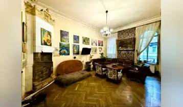 იყიდება ფართი ქალაქის ცენტრში ვერაზე.(ფართი არის გამჭოლი. წინა მხარე კოსტავას ქ. უკანა მხარე კობახიძის ქ.) ულამაზესი ფასადით, მყარი ნაგებობა, ფართი იდეალურია როგორც საცხოვრებლად ასევე კომერციული საქმიანობისთის. 
