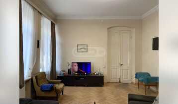 (Auto Translate!) 110 sq.m. for sale. Apartment. It is also ideal for commercial space.