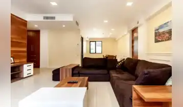 ბინა არის საუკეთესო კომპლექსში და საუკეთესო მგომარეობაში, კომფორტული. მაღალი პირველი სართული. ერთი მასტერბედრუმი. არის ტვ, მაცივარი, მიკროტალღური ღუმელი, სარეცხი მანქანა, უთო, ელ,ჩაიდანი.