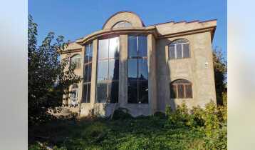 (Auto Translate!) A private house (villa) in Khevni settlement in the center of Tbilisi, Ortachala, is for sale. The three-bedroom house has a very good layout for the project.