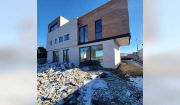 (Auto Translate!) For sale in Shindis, a newly built house. There is a pool in the yard, the house has two large verandas with a view of the mountain and the city, the house has a central air conditioning system.