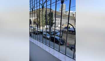 (Auto Translate!) Universal space for sale (office/apartment) 141 sq.m. near the Sports Palace. Additionally, there is a parking area of ​​18 square meters.