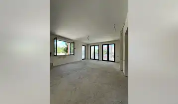იყიდება 475m2 ახალი აშენებული საკუთარი სახლი თეთრი კარკასი. ფასი: 385000$