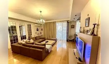 (Авто перевод!) Продается квартира в комплексе М2, евроремонт, 3 спальни, 4 балкона, гостиная студийного типа, 2 санузла, кабинет, встроенная кухонная мебель.   С ремонтом из дорогих материалов. (Продавать не собирался и сделал все из хороших материалов) Хорошо оборудованная инфраструктура, комплекс оснащен современной противопожарной системой и обеспечен круглосуточной охраной. Энергоэффективность на 23% обеспечивает снижение затрат на коммунальные услуги.