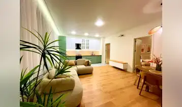 იყიდება 73m2 არასტანდარტული ახალი აშენებული ბინა ახალი რემონტით. ფასი: 153000$