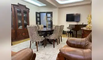 (Авто перевод!) Продается очень хорошая и светлая 4-комнатная квартира с гаражом на 2 машины (квартира 136 кв.м и гараж 40 кв.м), в лучшем месте Палиашвили, Ваке, возле круглого сада, Гараж с санузлами, которые можно использовать как торговое помещение, Квартира на 3 этаже, 3 спальни, Хороший ремонт, балкон, два санузла, большая прихожая.