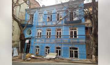 (Auto Translate!) Urgently!!! 161 sq.m apartment for sale in Sololak, Chonkadze street. The apartment is newly renovated. Suitable for both residential and commercial purposes. 5 minutes walk from Freedom Square.