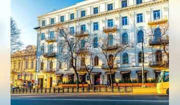 (Auto Translate!) 4-room hotel for rent on Rustaveli Avenue, in front of the Opera House. The hotel is provided with furniture and appropriate equipment. The hotel has 5 bathrooms and storage space/technical room.