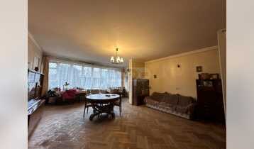 (Auto Translate!) A 5-room sunny apartment on the fourth floor is for sale, all rooms are bright and insulated. With 3 balconies, 3 bathrooms, a large hall, a large kitchen and a large living room.