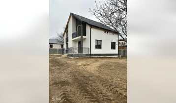 (Авто перевод!) Продается новопостроенный частный дом в селе Лиси. Внешний фасад отделан, внутри черный каркас.