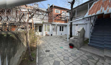 (Auto Translate!) 2-storey house for sale. The house has 2 entrances from different streets and 2 small yards.