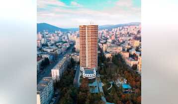 (Авто перевод!) Продается светлая квартира площадью 197 м2 во второй башне комплекса «Тбилиси Гарден». В состоянии зеленого каркаса.. с классным видом на Тбилиси. Отдельная кухня, гостиная, три спальни, три ванные комнаты и три балкона.Включает в себя два подземных парковочных места и кладовую площадью 7 м2, расположенную на парковке. В комплексе есть большой крытый бассейн и тренажерный зал.