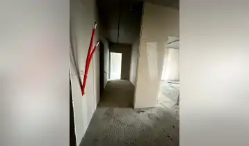 იყიდება თბილისი გარდენის კომპლეკსში მეორე თაუერში ნათელი ბინა 197 მ2. მწვანე კარკასის კონდიციით.. ხედებით თბილისზე. იზოლირებული სამზარეულოთი, მისაღები ოთახით,სამი საძინებლით,სამი სველი წერტილით და სამი ბალკონით.მოყვება ორი მიწისქვეშა პარკინგი და სათავსო 7 მ2 რომელიც იმყოფება პარკინგზე.  კომპლეკს აქვს დიდი დახურული აუზი და სავარჯიშო დარბაზი (ფიტნესი)  