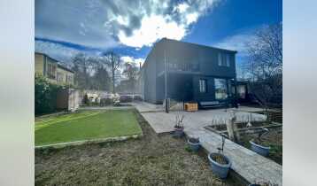 (Auto Translate!) Country house for sale, with the best location and beautiful modern design. newly renovated. With parking for 3 cars in the yard.