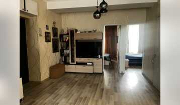 (Auto Translate!) Two-bedroom, bright and warm apartment for sale, all rooms have their own lighting, all appliances and furniture remain in the apartment. The yard is closed and has both underground and outdoor parking spaces.