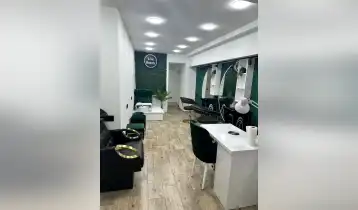 ქირავდება 45m2 ძველი აშენებული კომერციული ფართი (უნივერსალური ფართი) ახალი რემონტით. ფასი: 800$