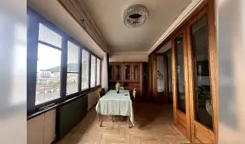 Продается 93m2 Нестандартный Старая постройка Квартира со старым ремонтом. Цена: 260000$