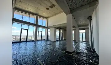 იყიდება 4300m2 ახალი აშენებული კომერციული ფართი (უნივერსალური ფართი) ახალი რემონტით. ფასი: 5200000$