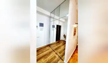 {{ gallery.alt }}