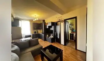 იყიდება 50m2 არასტანდარტული ახალი აშენებული ბინა ახალი რემონტით. ფასი: 92300$