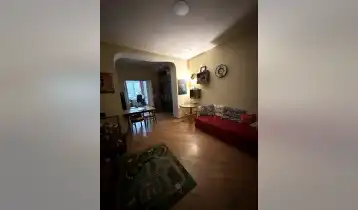 იყიდება 110m2 არასტანდარტული ძველი აშენებული ბინა ახალი რემონტით. ფასი: 200000$