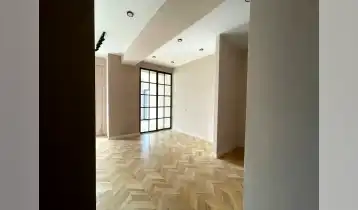 იყიდება 40m2 არასტანდარტული ახალი აშენებული ბინა ახალი რემონტით. ფასი: 76000$