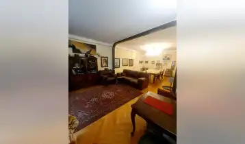 იყიდება 140m2 არასტანდარტული ძველი აშენებული ბინა ძველი რემონტით. ფასი: 220000$
