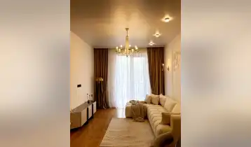 იყიდება 60m2 არასტანდარტული ახალი აშენებული ბინა ახალი რემონტით. ფასი: 123000$