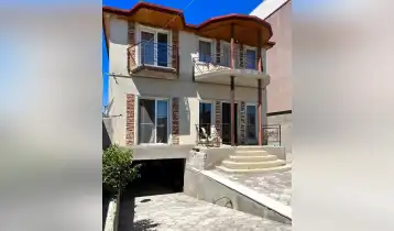 იყიდება 270m2 ახალი აშენებული საკუთარი სახლი ახალი რემონტით. ფასი: 330000$