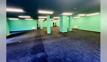 (Авто перевод!) Продается офисно-торговое помещение за Карвасли, 3 этаж со двора, с большими комнатами и верандой, 3 входа, в цену не включен НДС.