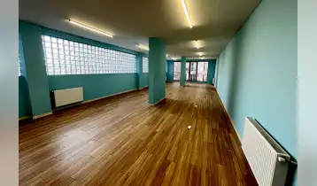 (Авто перевод!) Продается офисно-торговое помещение, за Карвасли, на 2 этаже со двора, 2 входа, в цену не включен НДС.