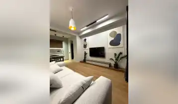 იყიდება 52m2 არასტანდარტული ახალი აშენებული ბინა ახალი რემონტით. ფასი: 124425$