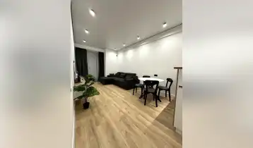 იყიდება 56m2 არასტანდარტული ახალი აშენებული ბინა ახალი რემონტით. ფასი: 95500$