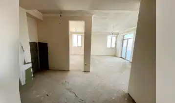 (Авто перевод!) Продается 2-комнатная квартира в комплексе "Дона Палас", светлая угловая квартира, проведены электричество, трубы отопления, потолок, остались малярные работы, в доме установлены 4 лифта Otis.