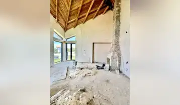 (Auto Translate!) 2 -storey private house for sale in Okrokana, Tsavkisi Valley. Building 200 sq.m, land 550 sq.m. On the 1st floor there are 3 bedrooms, bathrooms, independent cooking and living room fireplaces. On the 0- floor there is a bathroom, a storage/closet space and an additional living space with basic lighting. The house is fenced and roofed, warmed, aluminum windows, walls are removed and gales, electricity is made, it needs repair. The area around the house is fully arranged and trimmed.