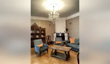 (Авто перевод!) Частный дом для продажи в одном из старейших районов на высоком балете. Полная площадь дома составляет 285 кв. Есть также гараж и Бессетка. Дом -это невозможный проект: 3 спальни, 1 большая гостиная и входная комната, а также кухня и ванная комната. Дом новый отремонтирован, в очень хорошем состоянии, с новой крышей. Хорошо оборудованный дом для большой семьи.