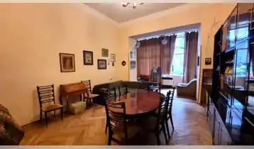 (Auto Translate!) The apartment is located in the tourist center, ideal for tourist activities and is easily transformed into a hotel. In a beautiful entrance, it is a very quiet and quiet place. The apartment is very bright, sunny rooms, high ceilings, high wood doors. All rooms are independent and connected to a long corridor ...

The apartment has 5 large rooms (one more20-25 sq. M.), 2 small 7 sq. M.


The apartment is located in a tourist -active location, from M/s Freedom Square to a maximum of 10 minutes drive, near cafes, restaurants, bars, markets, pharmacies, schools and all the necessary facilities.