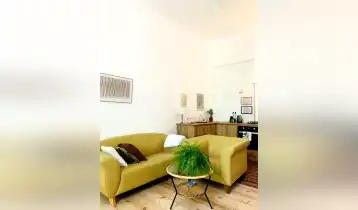 (Auto Translate!) A cozy, high -ceiling apartment with Marjanishvili - ideal investment and living space

Cozy and bright apartment for sale on Zurab Chavchavadze Street, near Marjanishvili Metro. The apartment is located in a prestigious and active area, on the street side view, high ceilings and well -distributed space.

Full repairs were carried out in the apartment a few years ago: plumbing and electrical wiring were replaced. Central heating is installed. The door to the entrance is closed by code, providing additional security.

The apartment is fully equipped and all existing furniture and appliances remain on sale - ready to enter.

Currently rented a month for $ 700-800, which makes it attractive from an investment point of view.