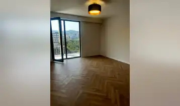 იყიდება 59m2 არასტანდარტული ახალი აშენებული ბინა რემონტით. ფასი: 135000$