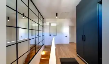 {{ gallery.alt }}