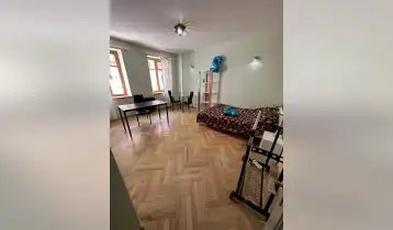 იყიდება 47m2 არასტანდარტული ძველი აშენებული ბინა ახალი რემონტით. ფასი: 89000$
