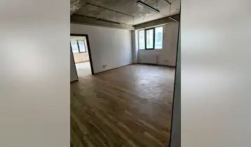 იყიდება კომერციული ფართი ანა პოლიტკოვსკაიას ქუჩაზე მაგთის ოფისის გვერდით.

ფართი არის ახალ აშანებული შენობის მეორე სართულზე. არის სრულად გარემონტებული და აღჭურვილი გათბობა გაგრილების ინვენტარით.

ფართი არის გაქირავებული 3 წლიანი ხელშეკრულებით ძალიან სტაბილურ კომპანიაზე.