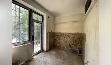 {{ gallery.alt }}