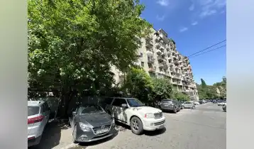 იყიდება 43m2 ქალაქური ძველი აშენებული ბინა შავი კარკასი. ფასი: 86000$