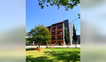 (Auto Translate!) Newly renovated apartments for sale in Bazaleti, 25 minutes from Tbilisi to Tbilisi. 20 000 sq/m yard, 25 000 sq/m of forest 100 meters from the lake coast. Pools with playground protection services, protected area. The apartment is ideal for living and renting any season.