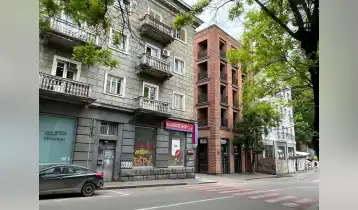 იყიდება 130m2 არასტანდარტული ძველი აშენებული ბინა გასარემონტებელი. ფასი: 377000$