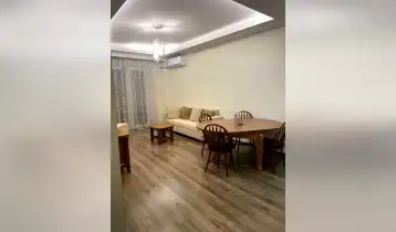 ქირავდება 87m2 არასტანდარტული ძველი აშენებული ბინა რემონტით. ფასი: 800$
